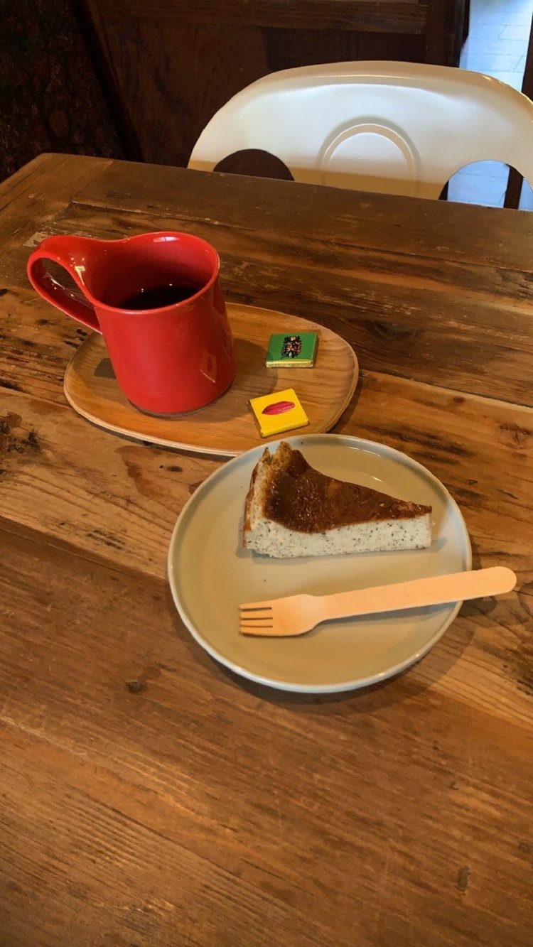 自家焙煎スペシャルティコーヒー650円～､コスタリカ産オーガニックファインカカオのミニサイズ各100円、地元菓子職人が作ったバスクチーズケーキ550円。