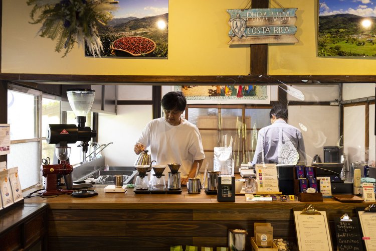 バリスタの安徳さん。