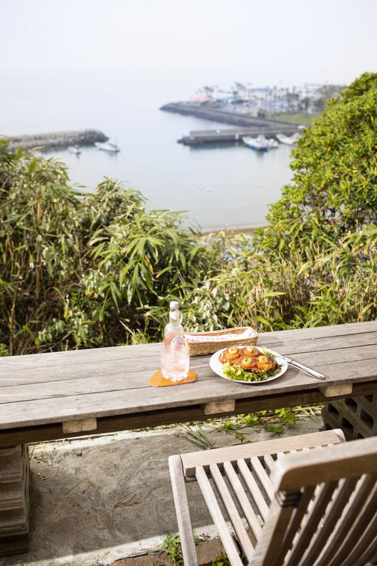 おかずフレンチトースト900円、ローズ・レモネード650円（価格は取材時点のものです）。テラスは2名限定の特等席。