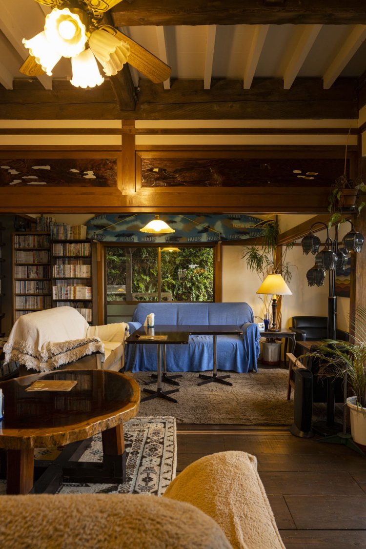 靴を脱いで上がると海を望む和室にラグジュアリーなソファが並ぶ。古時計が時を刻む音も心地いい。ランチ目当ても多し。