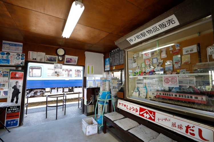 木製のベンチや窓口など、歴史を感じる。