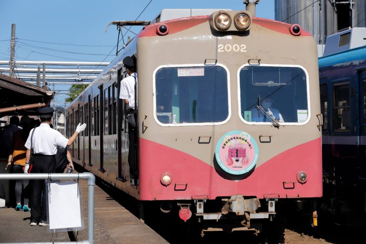 きゃりーぱみゅぱみゅさんとのコラボトレイン。車両はどれも50年以上活躍している。