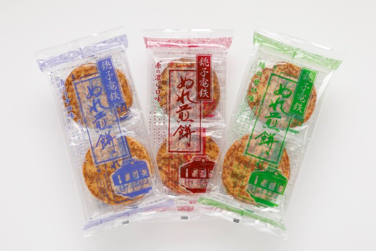 救世主「ぬれ煎餅」。青は薄口、赤は濃口、緑は甘口と、種類も豊富。各5枚入り500円。