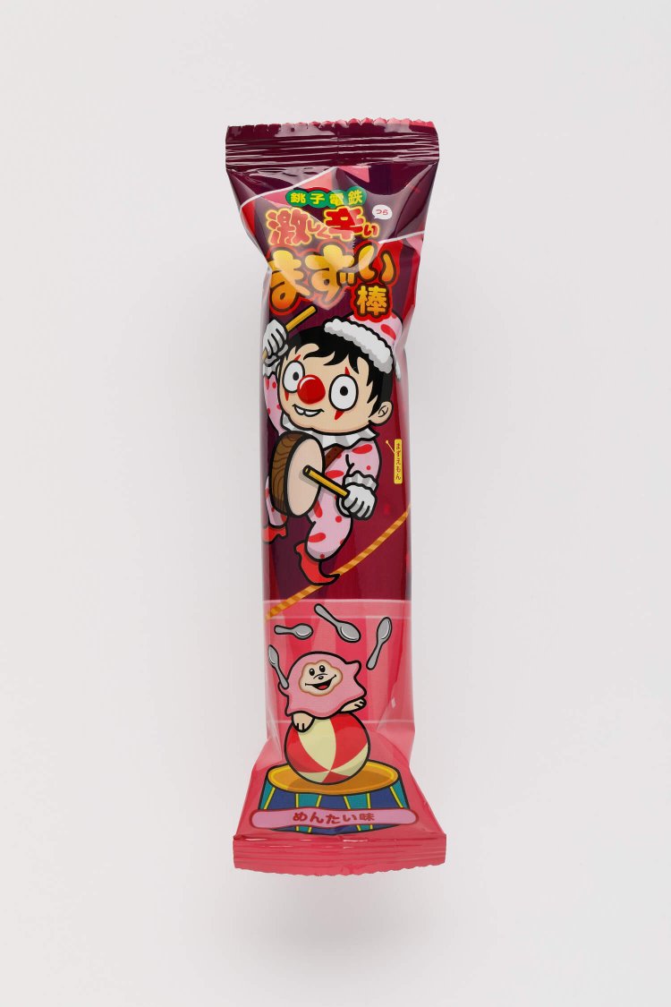 経営状況がまずい「まずい棒」。パッケージは日野日出志先生描き下ろし。最新は、めんたい味。10本入り410円。