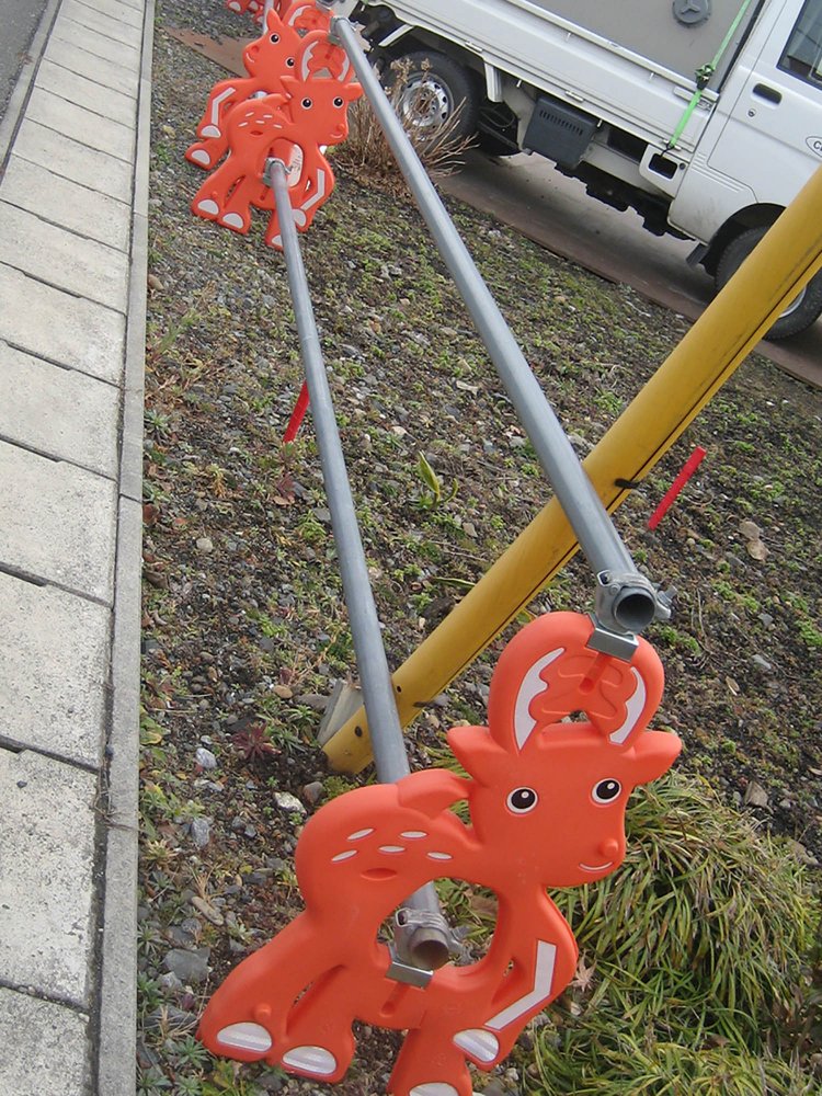 岩手県で見かけたシカ型バリケード。4本の足がうまくおさめられている。