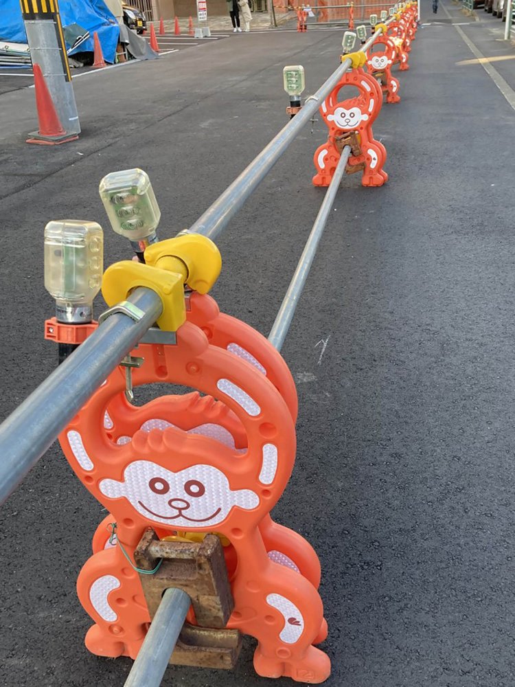 両手でパイプを支えているのか、パイプにぶら下がっているデザインなのか。