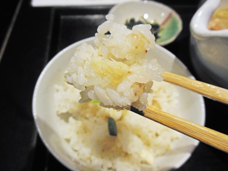 手間暇かけて仕込まれた鯛のほぐし身入り炊き込みご飯。半鯛飯220円はお茶碗1膳分、鯛飯380円は2膳分。