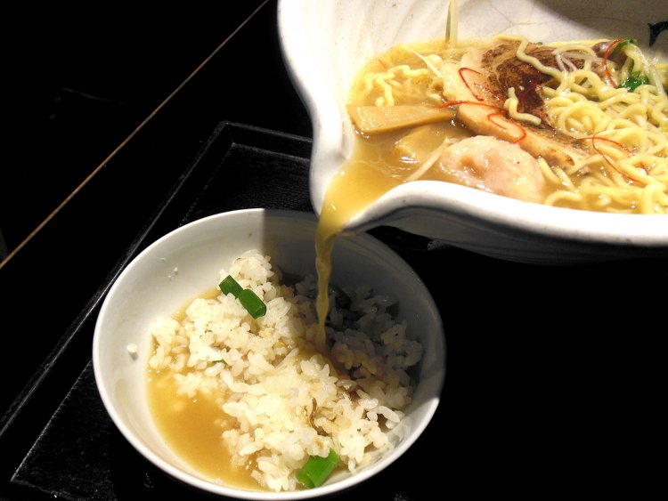 お茶漬けにできるようにスープはたっぷり360ccある。