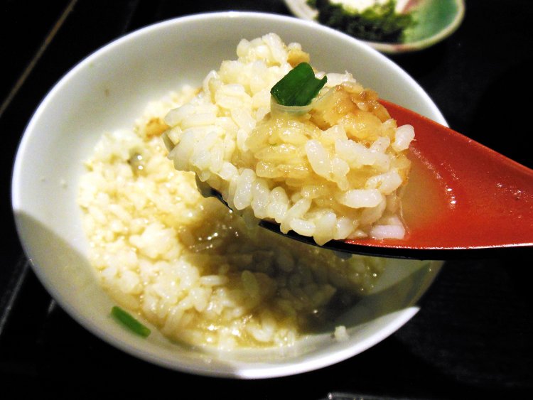 鯛の炊き込みご飯は少しおこげの部分もあって、お茶漬けの醍醐味を味わえる。