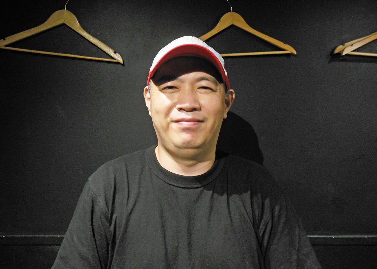 味だけでなく、食器などにもこだわりを見せる店主の笹沼高広さん。