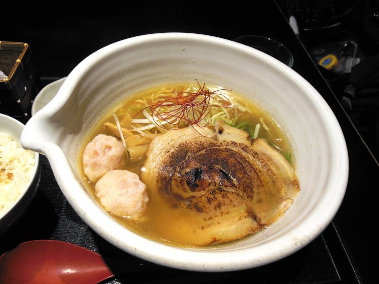 飯能焼の片口の丼。当初は箸を引っかけるために注ぎ口を使っているお客さんが多く見られたことから、器の取説をつくった。