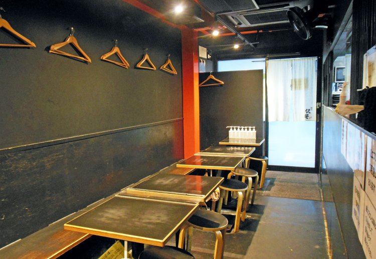 全面黒で統一されていてシックな雰囲気。テーブル席のみで17席。