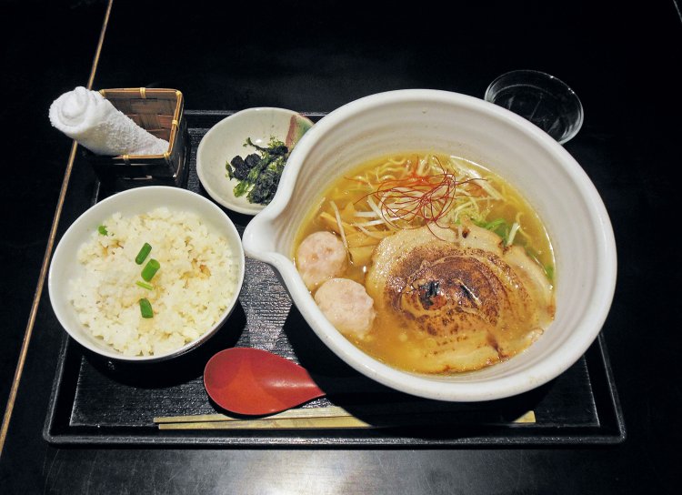 塩ラーメン850円と半鯛飯220円のセット。
