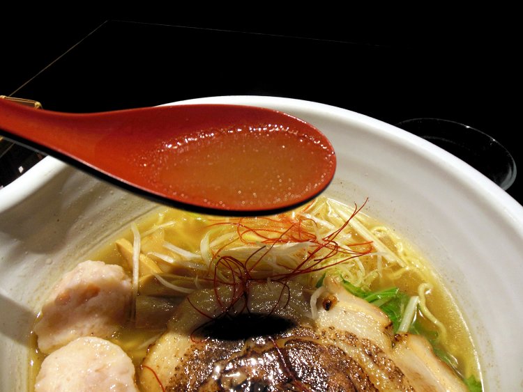 キリッと塩の効いたスープは濃厚で味わい深い。白醤油のほうは鰹の風味がやや強めだそう。