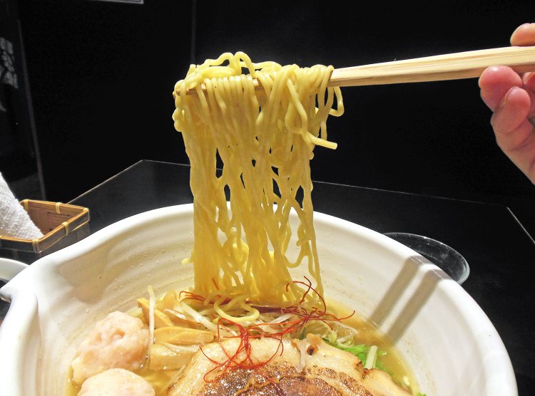 キレが良いスープにぴったりの細ストレート麺は150g、大盛り225g（+100円）。つけ麺にも同じ麺を使用している。