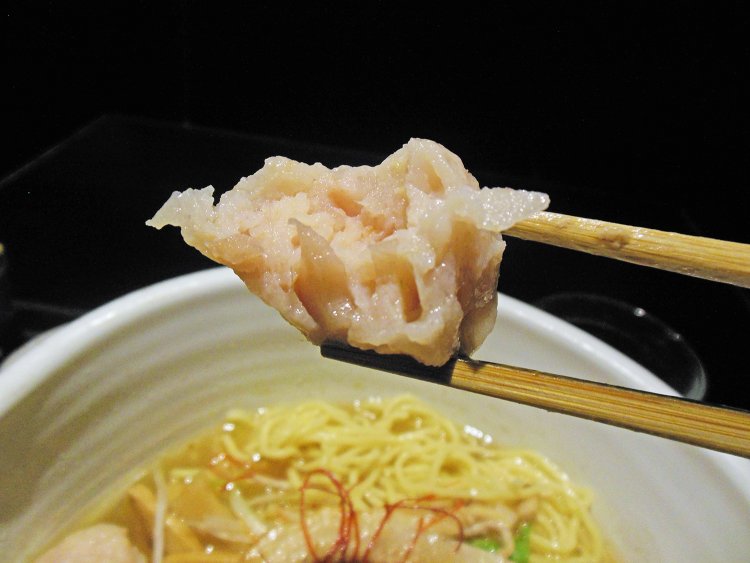 ふわっとした食感の鯛のすり身にシャクシャクっとした歯ざわりのレンコンが加わって、いいアクセントになっている。