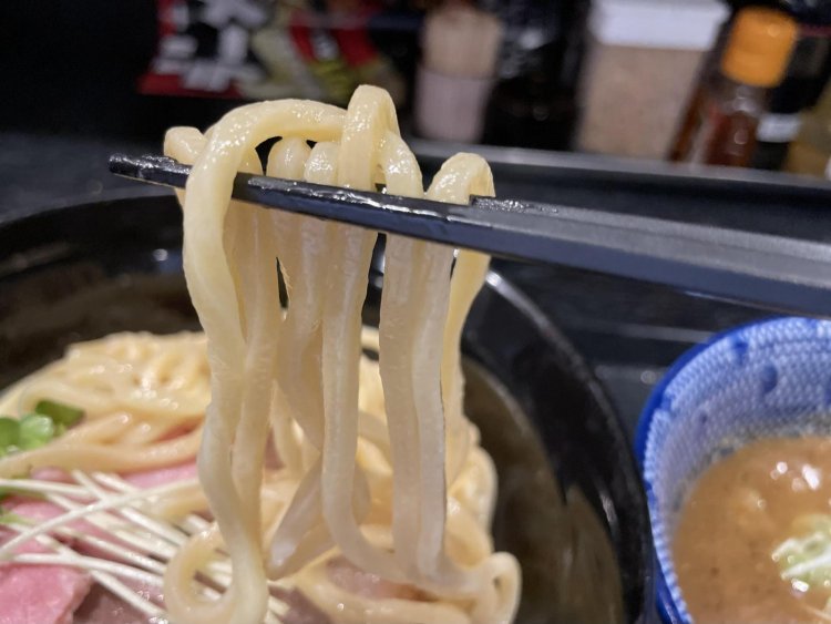 一般的なつけ麺より太いので、10分以上かけて茹でても、しっかりとコシが残っている。