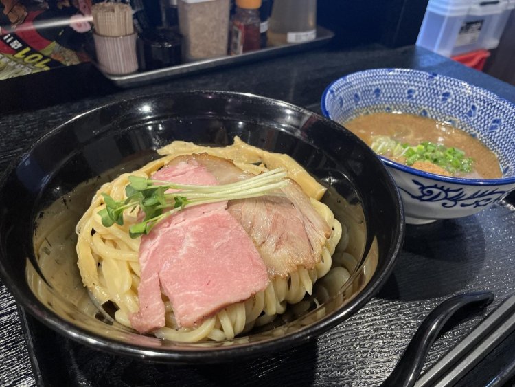 濃厚魚介つけ麺 880円。もっちりとした食感の極太麺と、濃いめの旨スープは相性抜群。