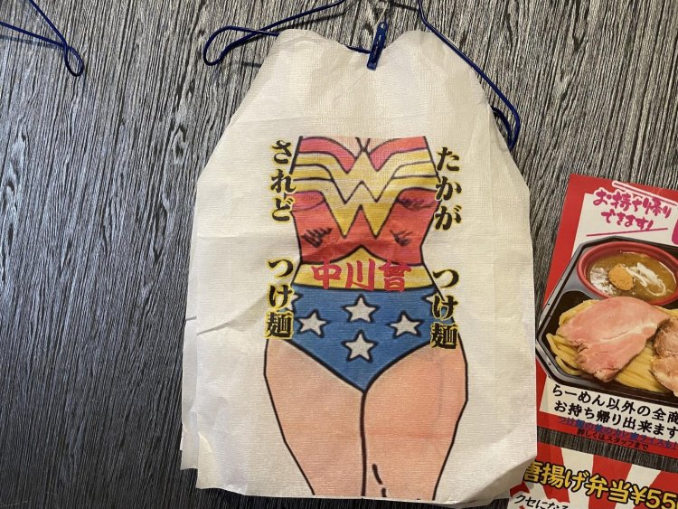 元・漫画家アシスタントの女将は、イラストやデザインが得意。遊び心で作ったエプロンが、あまりにも客から好評で、店に定着したそうだ。