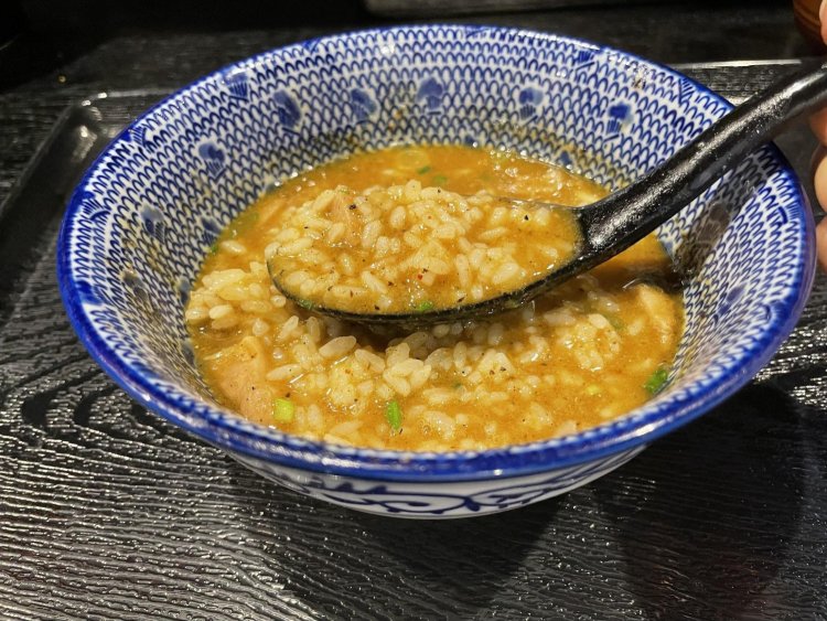 つけ麺の〆にオススメなのが「カレ変」。残ったスープが本格カレールーに早変わり。