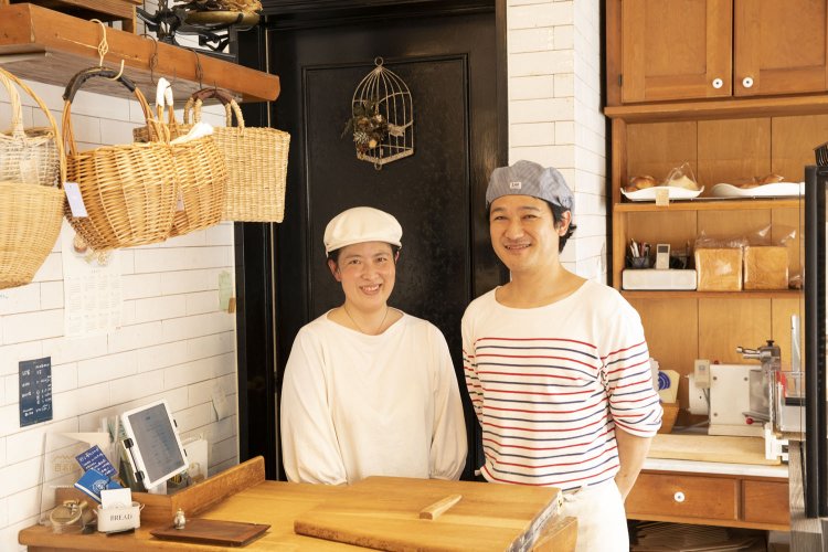 島田さんと接客を担当する奥様の朋子さん。「毎日食べても飽きない口どけのよさを大切にしています」。