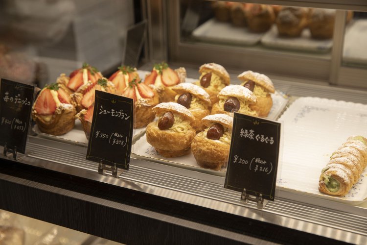 ファンの多いクロワッサン生地のシュークリームや季節の果物のデニッシュ、あんバターなど。午前中で売り切れることも。