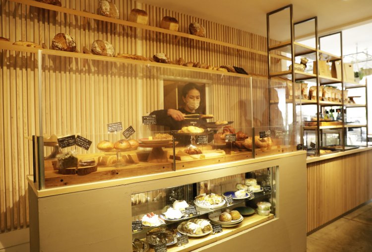 焼き上がったパンが続々と並ぶ。石窯で焼き上げるハード系も人気。