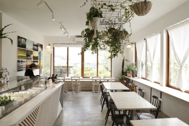 リゾート気分に浸れるおしゃれな店内。