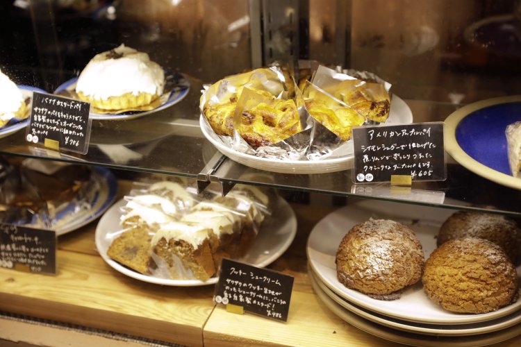 定番はNYチーズケーキやクッキーシュー。クリームとフルーツたっぷりのパイはオレンジチョコやイチゴなど季節で変わる味が好評。