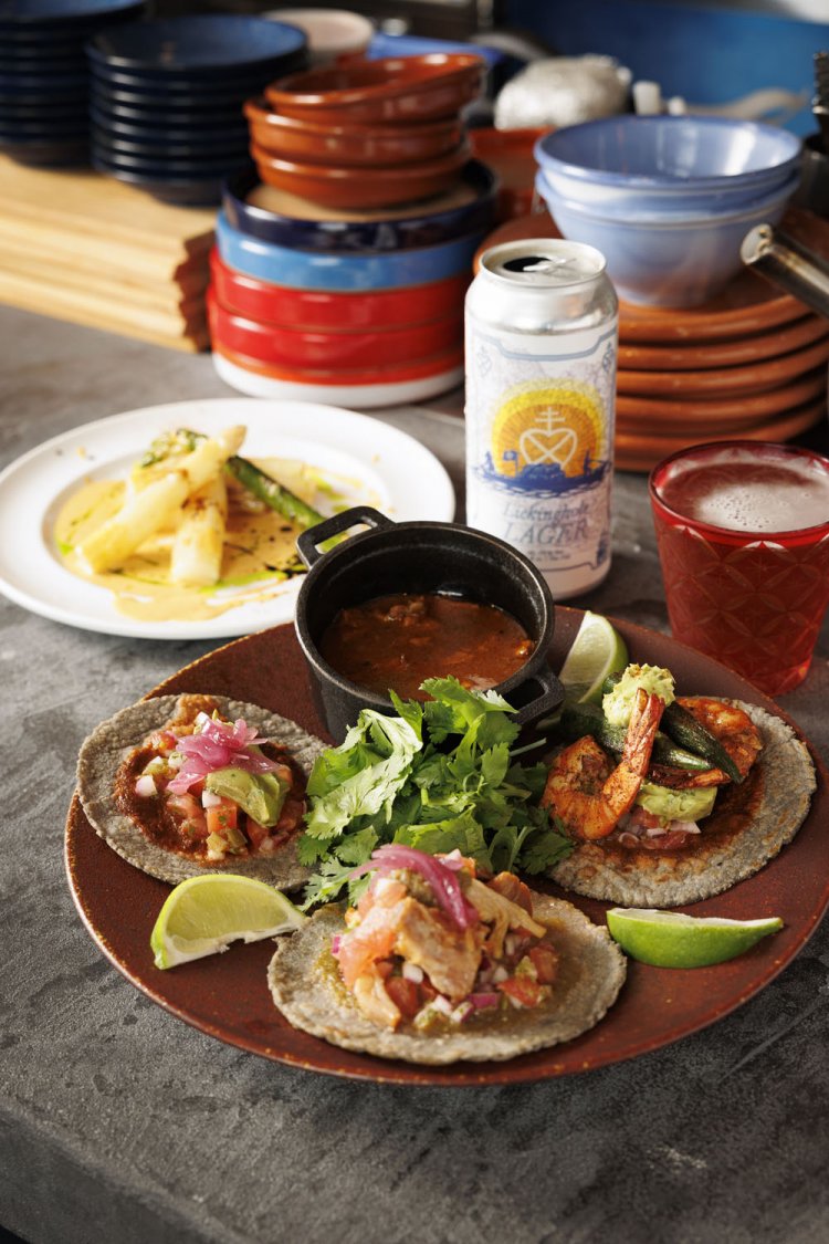 スパイスシュリンプとオクラなどタコス3種2000円、アスパラガスのプランチャ雲丹のクリームソース880円。クラフトビール1350円前後、ワイン750円～。