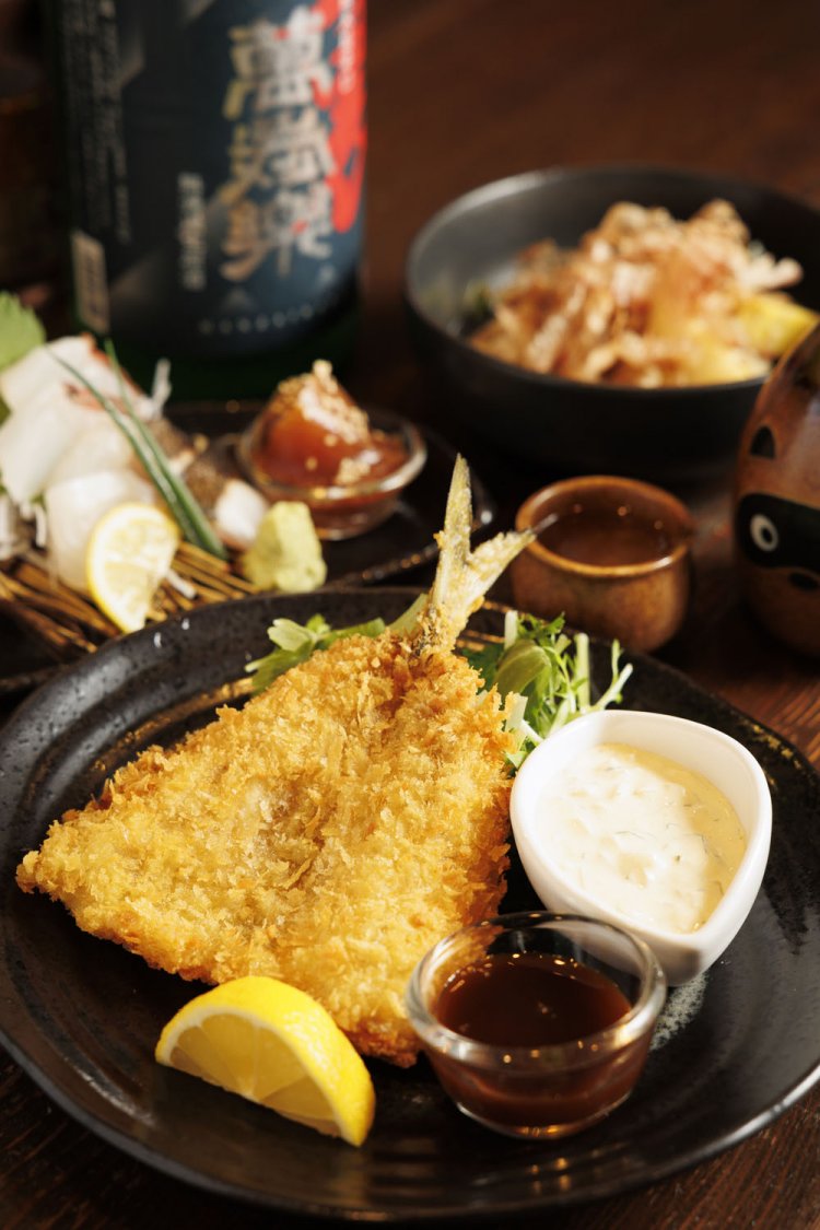 当日は走水産の大判アジフライ600円、筍と鎌倉わかめと牛肉土佐煮650円など。日本酒は裏萬歳楽900円など3～4種。