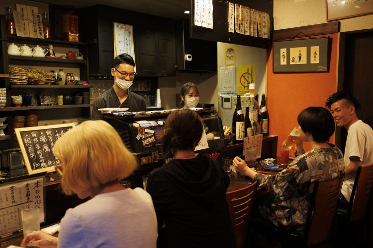 岡崎さんに代替わりし予約困難の人気店に。カウンター6席と小上がり4席。「旬のものを仕入れるので品書きは毎日変わります」。