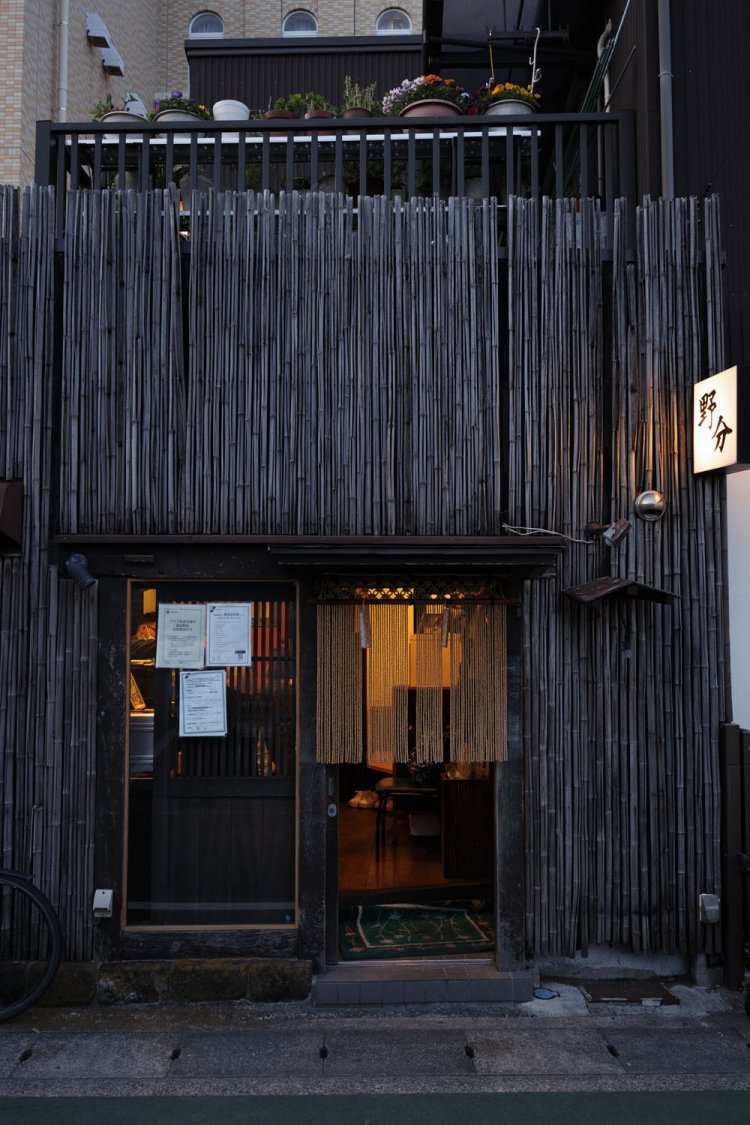 外観の竹が渋い。