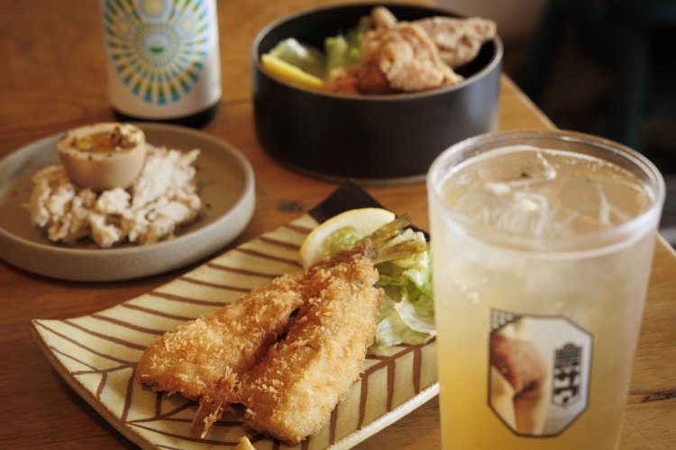 おでんのじゃがいもを使うポテサラ味玉のせ550円、鶏のからあげ700円など。有機ほうじ茶とKOMBCHA発酵サワー700円、ヨロッコビール各800円。