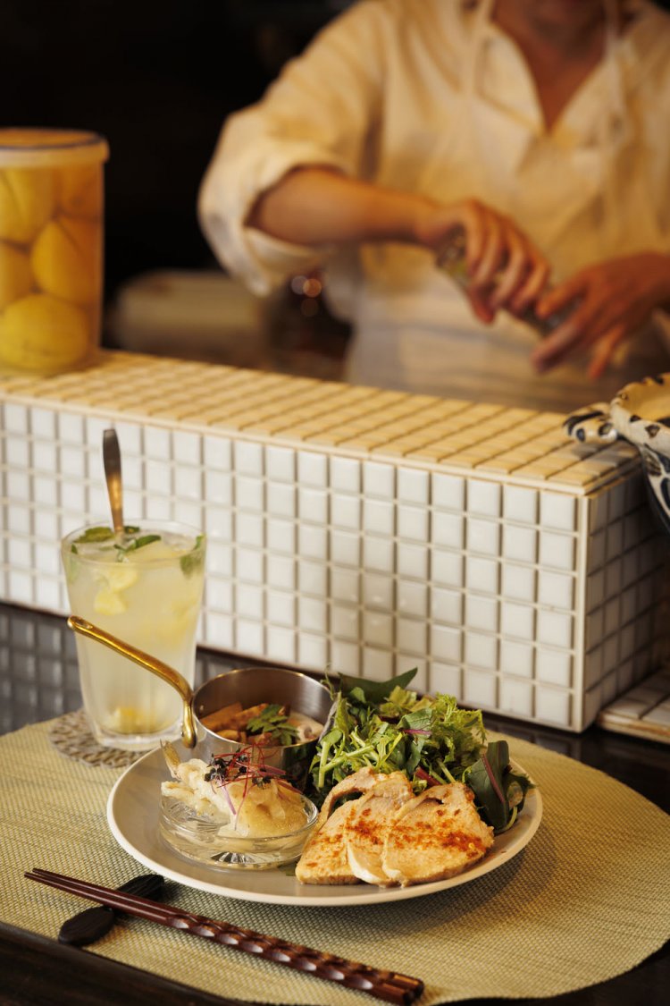 スパイスゆで鶏などスパイス小料理3品盛合せ1200円。発酵塩レモンサワー700円。オーガニックワインも。