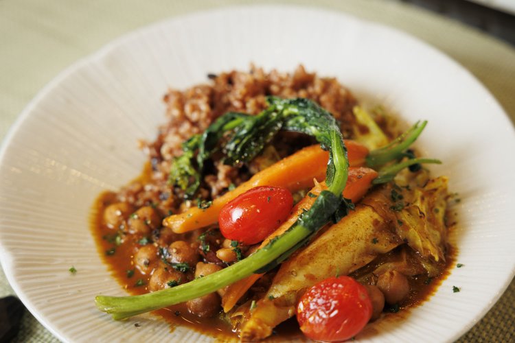 もちもちの長岡式酵素玄米も旨い、季節のビーガンカレー1200円。