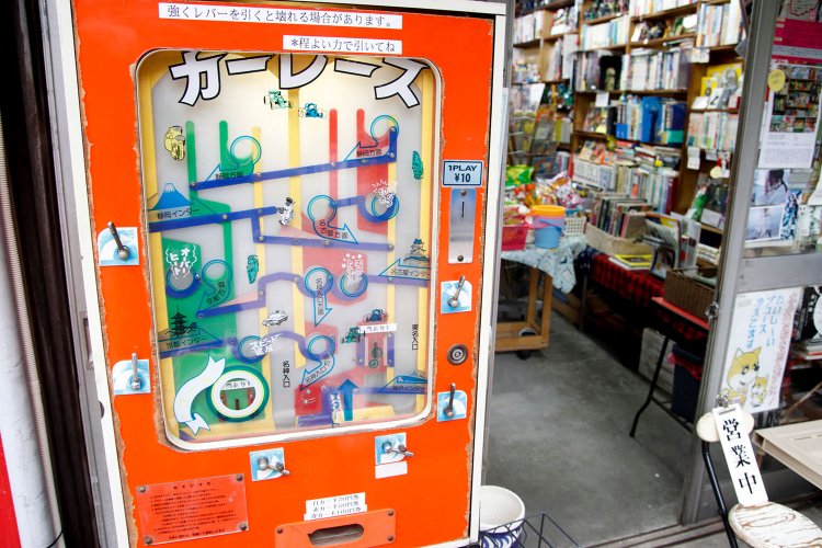 今となっては貴重なゲーム機。中古ゲーム機をリースしている。駄菓子と共に、切通さんの夢の結実。