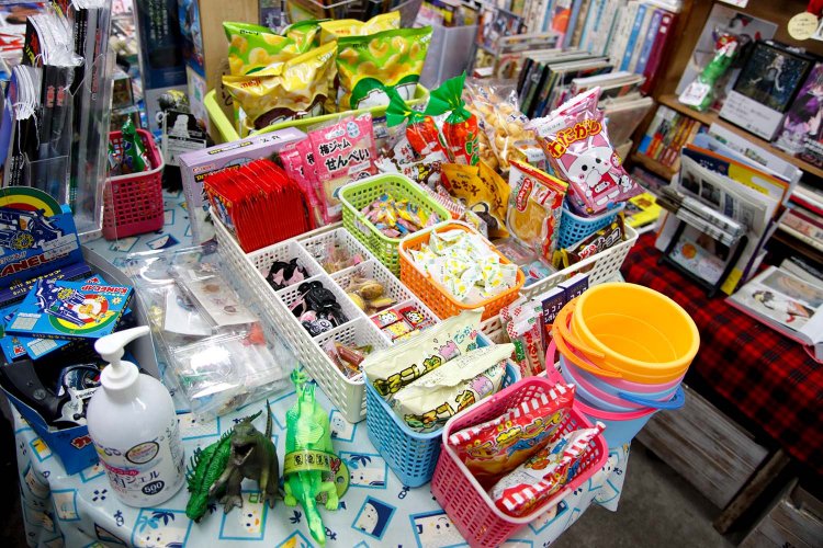 入り口すぐに駄菓子売場。開店当初から置きたかったという駄菓子。子供たちを誘い入れる。