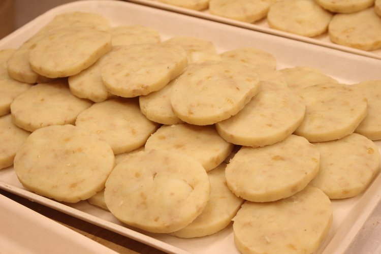 これにパン粉をつけて揚げるわけです。コロッケパンは190円。