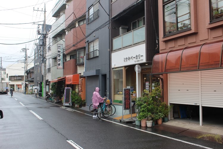 店の前の道路は広いが、商店は少ない。