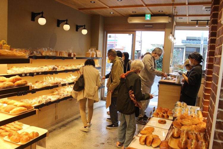 昼前の店内。続々とお客さんが！