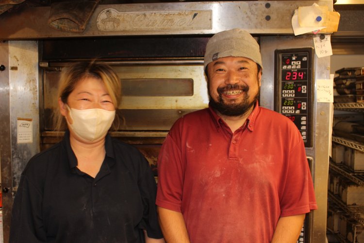 話をうかがった現店主の三崎成之さん。隣は妻の香子さん。夫婦で頑張っています！