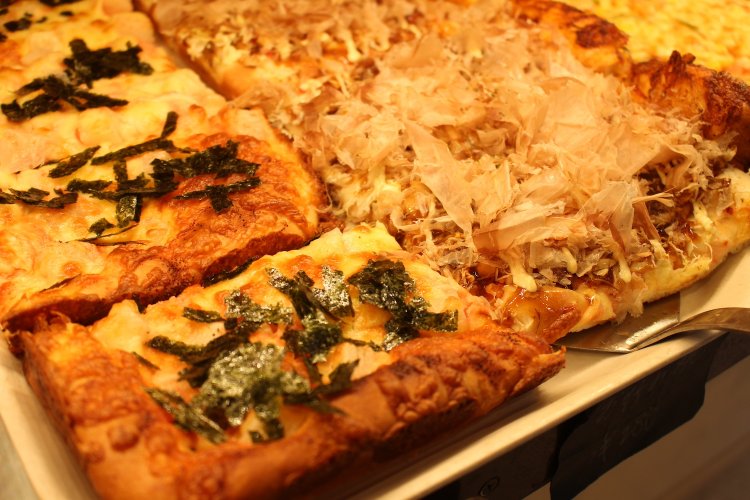 左は長いもメンタイピザ280円。右がお好み焼き280円。