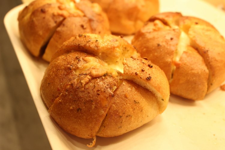 ガーリックバターとクリームチーズのマヌルパン230円。クセになるおいしさ。