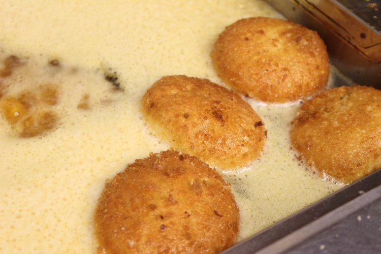 カレーパンもおいしく揚がっています！