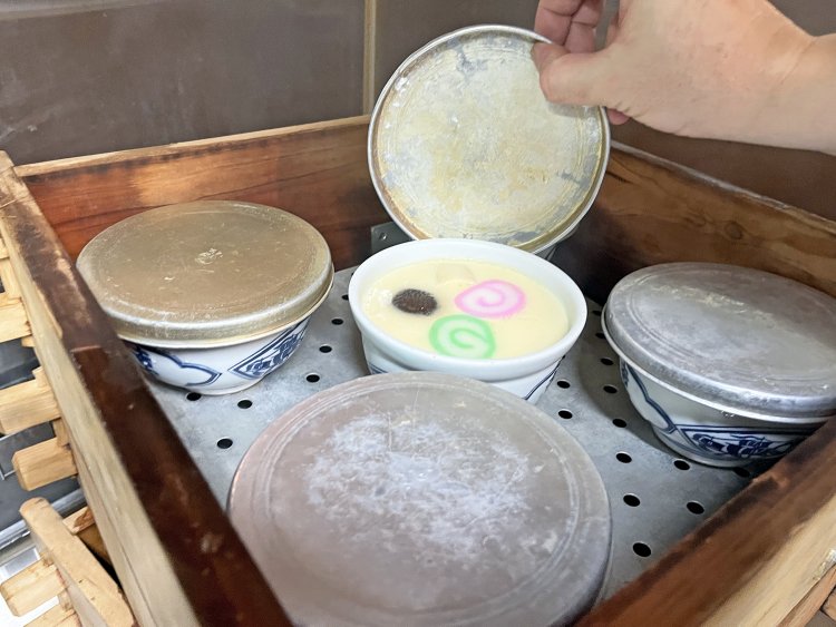 丼の大きさを見よ。直径およそ12cm、深さ8cm！　茶碗蒸し好きにとってはうれしいかぎりだ。具材を乗せ、10分ほどセイロで蒸す。