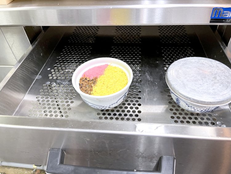 こちらは蒸し寿司。業務用の蒸し器で一度にたくさん作ることができる。