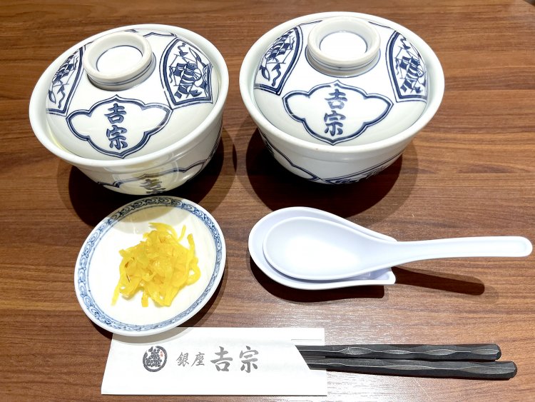 器は長崎本店と同じものを使用。出島を思わせる扇型や帆掛け船の模様がいかにも長崎らしい。