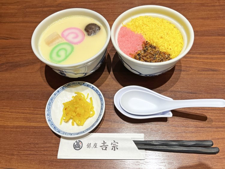 フタをあけたら、あらキレイ〜。かまぼこのネオンカラーなど、まばゆいくらいのピンクや黄色が目をしばたたかせる。すごいぞ、江戸グルメ！