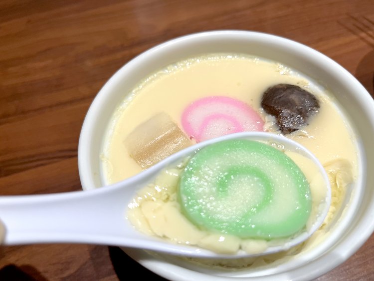 なめらかプリンよりもっとトゥルントゥルンの茶碗蒸しと、やけにカワイイかまぼこちゃん。